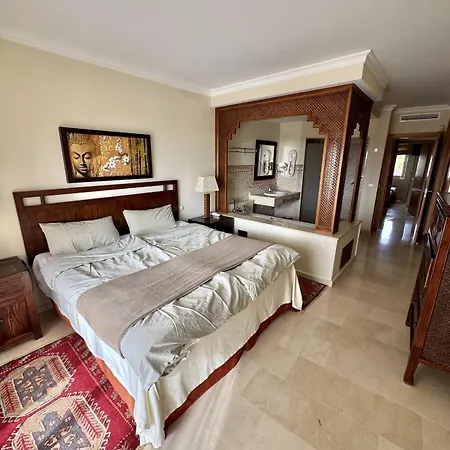 With Large Terrace, Bath & Magical Views Appartement Fuengirola