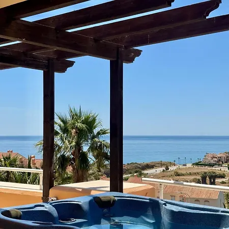 With Large Terrace, Bath & Magical Views Appartement Fuengirola