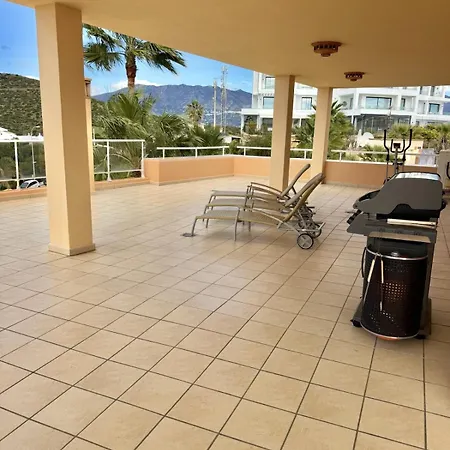 With Large Terrace, Bath & Magical Views Appartement *