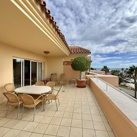 With Large Terrace, Bath & Magical Views Appartement Fuengirola